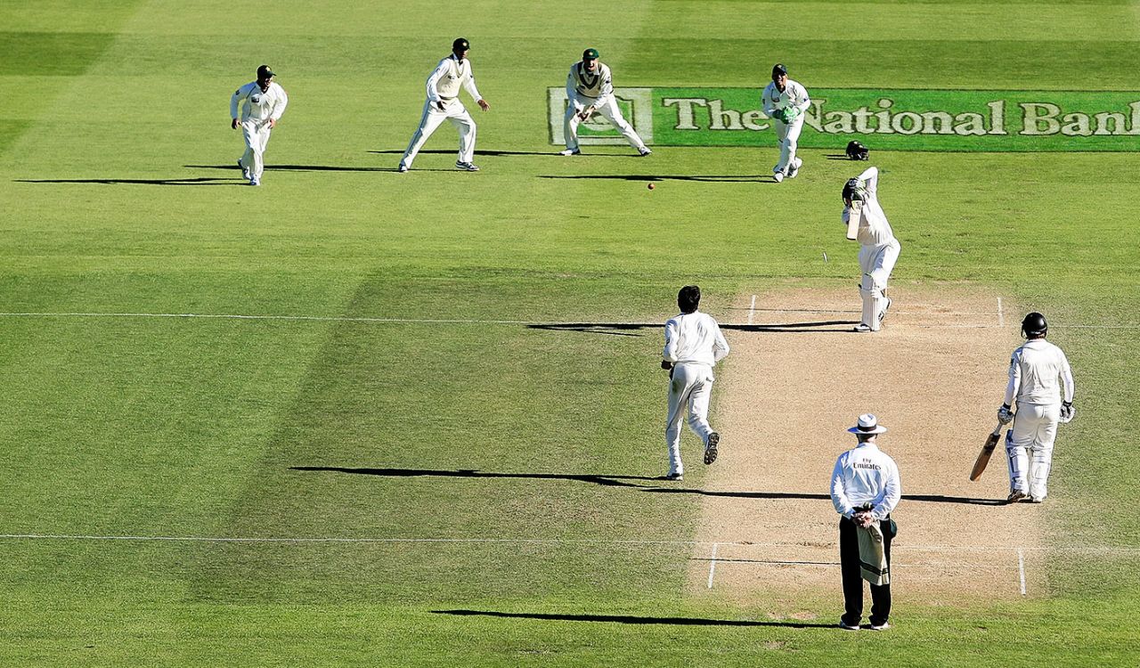 Martin Guptill is bowled by Mohammad Asif, New Zealand v Pakistan, 2nd Test, Wellington, 3rd day, December 5, 2009