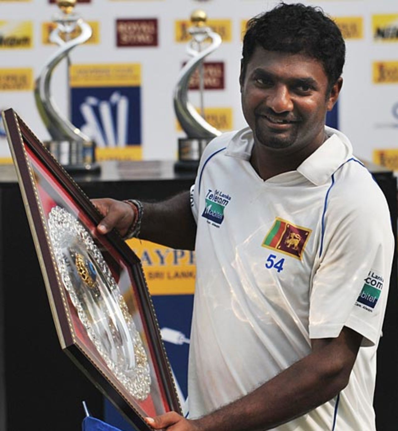 Muttiah Muralitharan receives an award, India v Sri Lanka, 3rd Test, Mumbai, 5th day, December 6, 2009