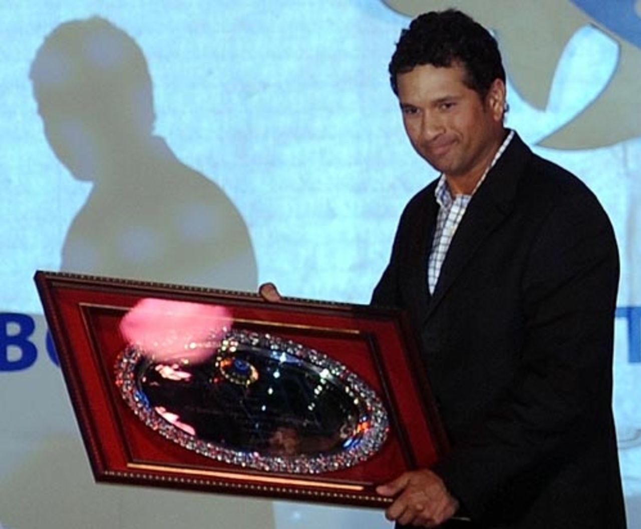 Sachin Tendulkar with his memento for completing twenty years in international cricket, Mumbai, December 6, 2009