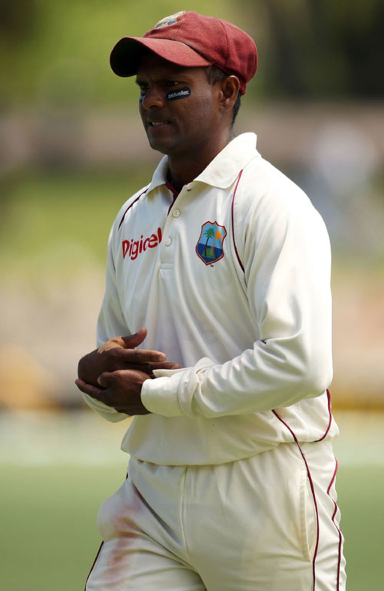 Shivnarine Chanderpaul leaves the field with a finger injury, Australia v West Indies, 2nd Test, Adelaide