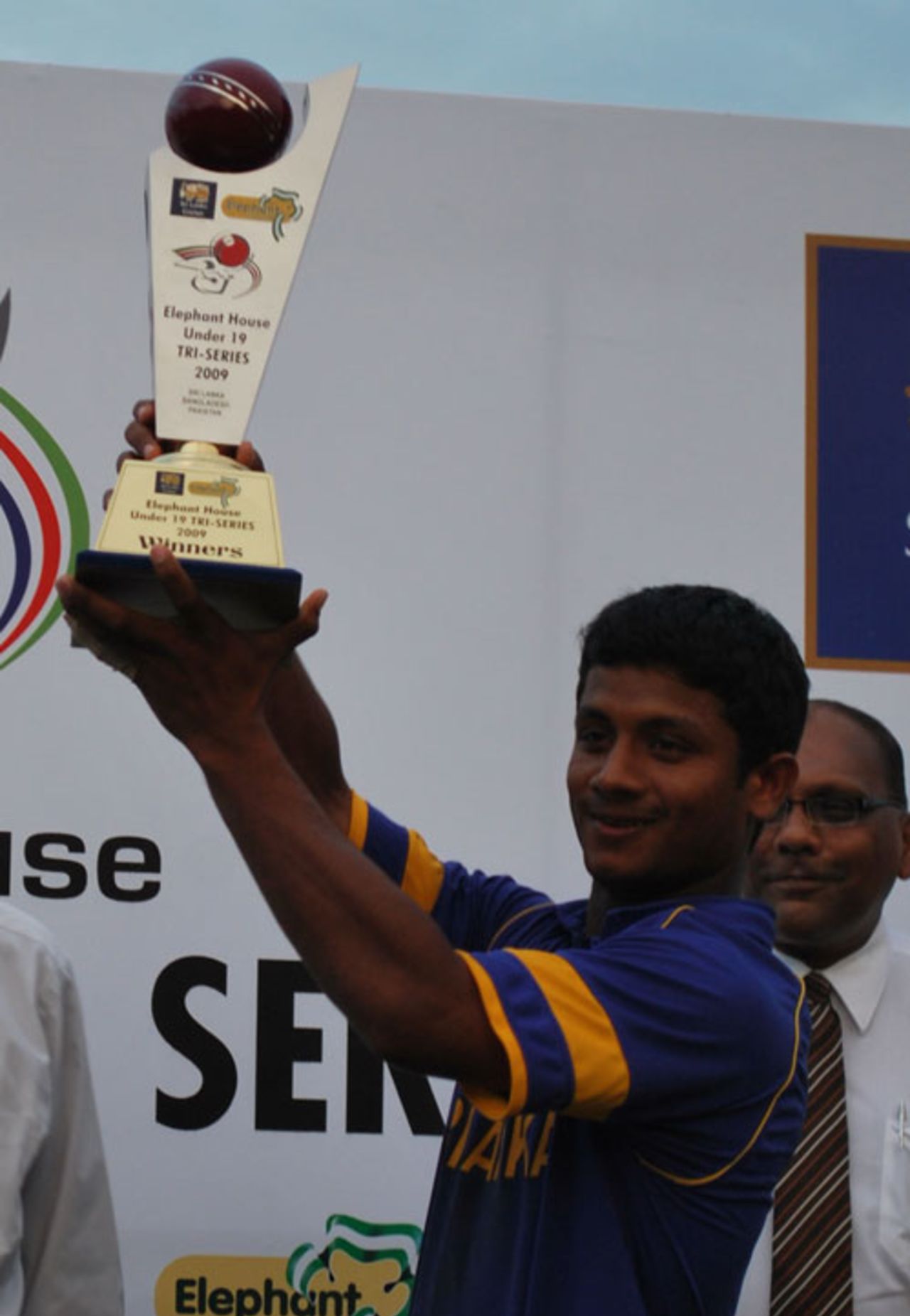 Sri Lankan Under-19 captain Chathura Peiris holds the title aloft, Sri Lanka U-19 v Pakistan U-19, tri-series final, Colombo, December 8, 2009