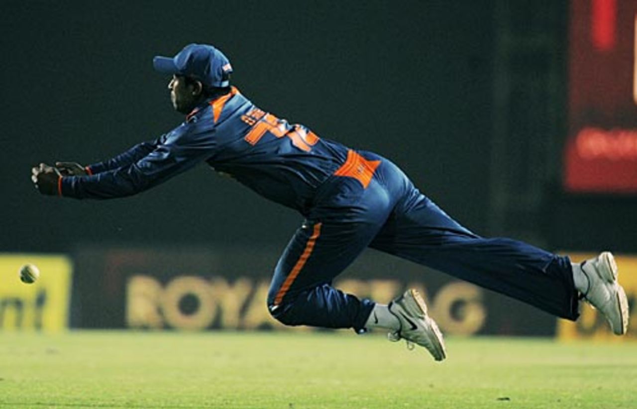 Pragyan Ojha fails to catch Angelo Mathews, India v Sri Lanka, 1st Twenty20, Nagpur, December 9, 2009