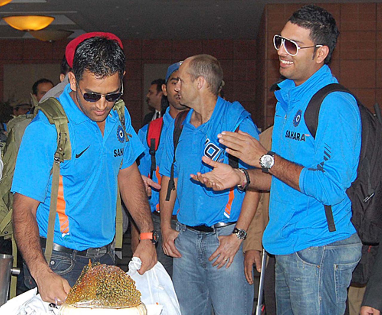 MS Dhoni helps himself to cake, which Yuvraj Singh finds funny, Chandigarh, December 10, 2009