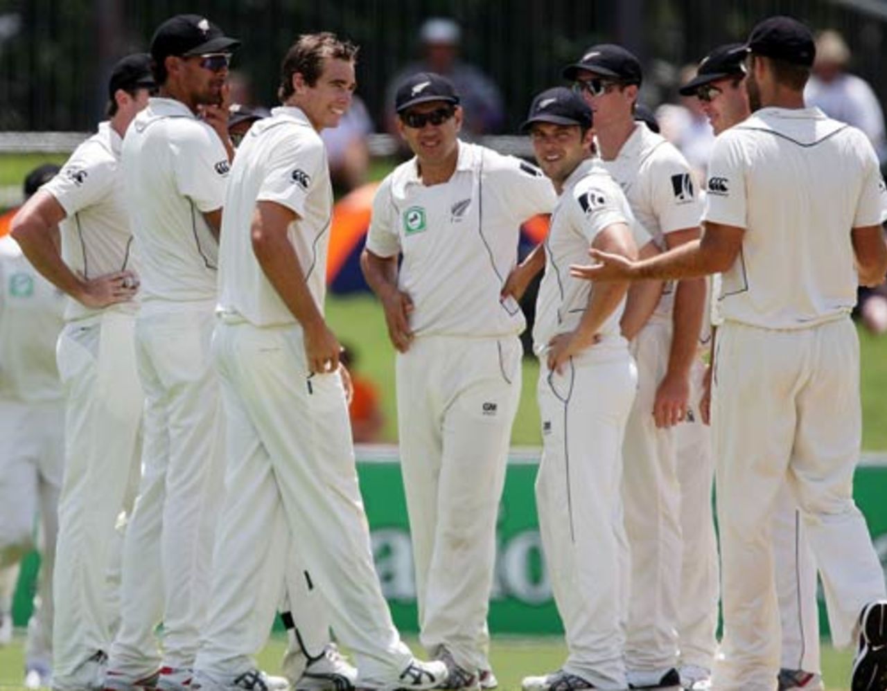 Tim Southee celebrates with his team-mates after removing Salman Butt, New Zealand v Pakistan, 3rd Test, Napier, 1st day, December 11, 2009