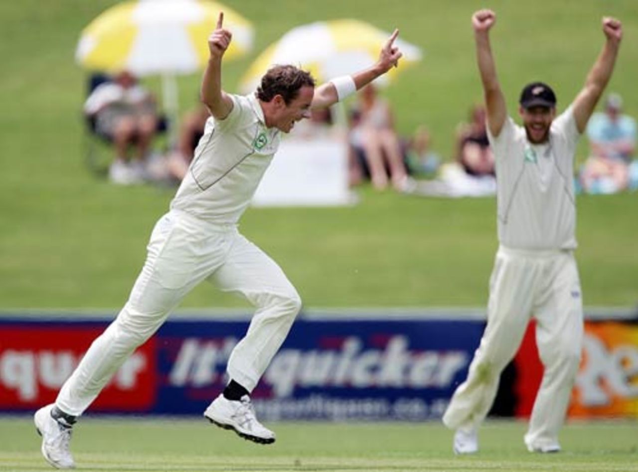 Iain O'Brien celebrates one of his four wickets before lunch, New Zealand v Pakistan, 3rd Test, Napier, 1st day, December 11, 2009