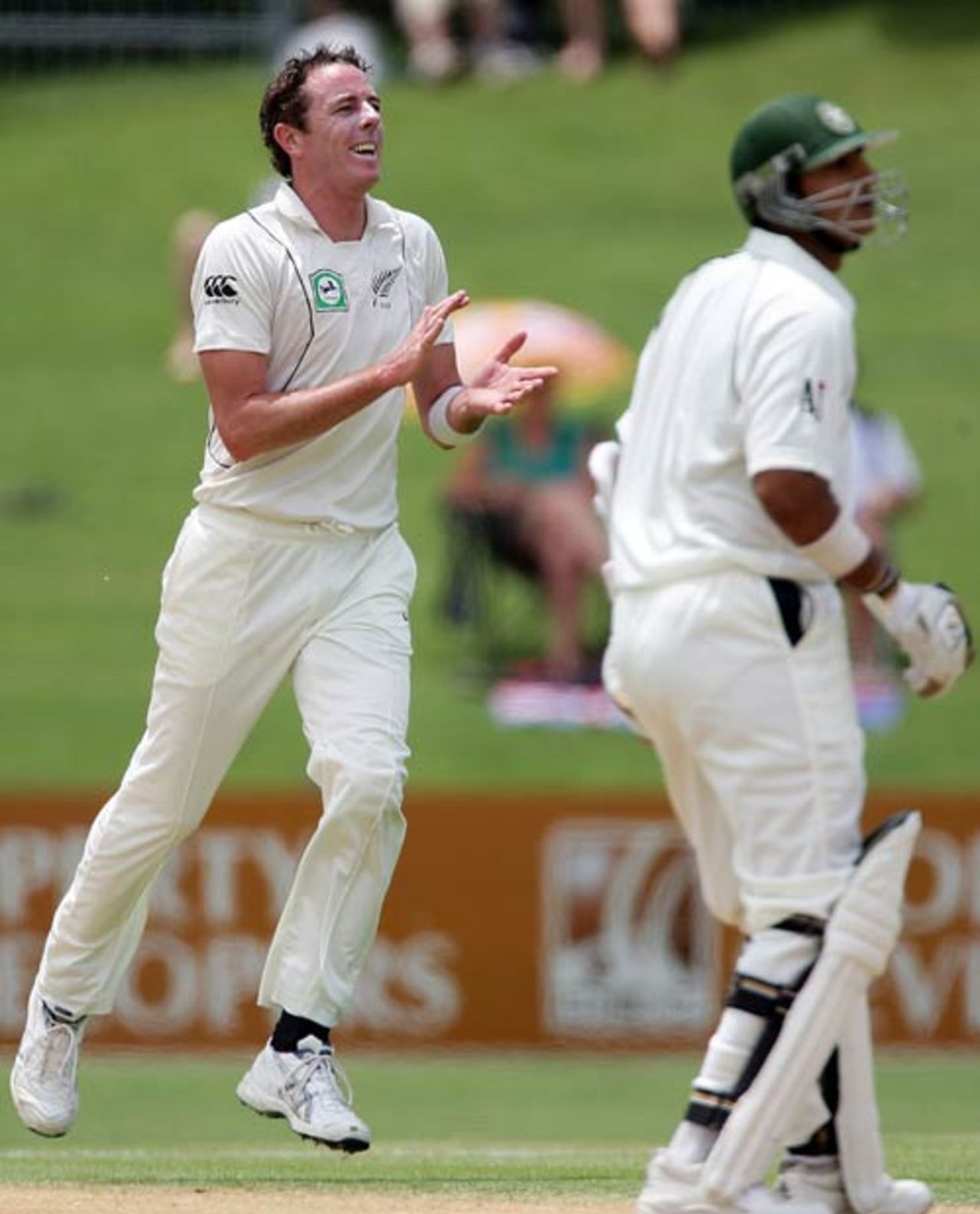 Iain O'Brien celebrates the wicket of Faisal Iqbal, New Zealand v Pakistan, 3rd Test, Napier, 1st day, December 11, 2009