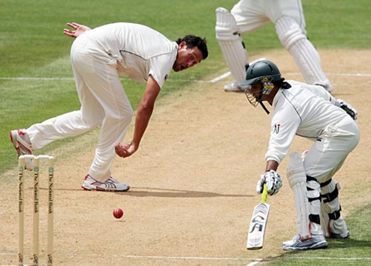 Imran Farhat gets back into his crease, New Zealand v Pakistan, 3rd Test, Napier, 1st day, December 11, 2009