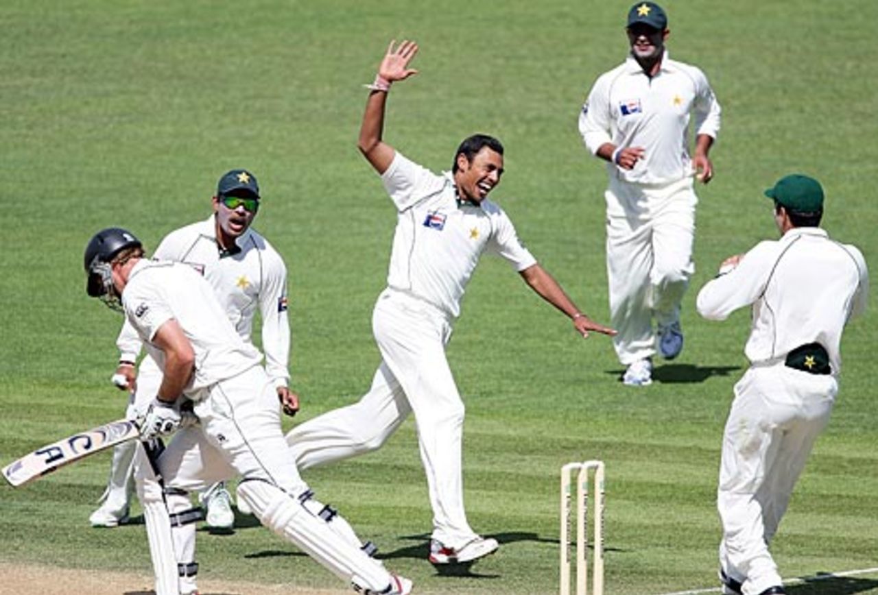 Danish Kaneria celebrates Tim McIntosh's wicket, New Zealand v Pakistan, 3rd Test, Napier, 2nd day, December 12, 2009