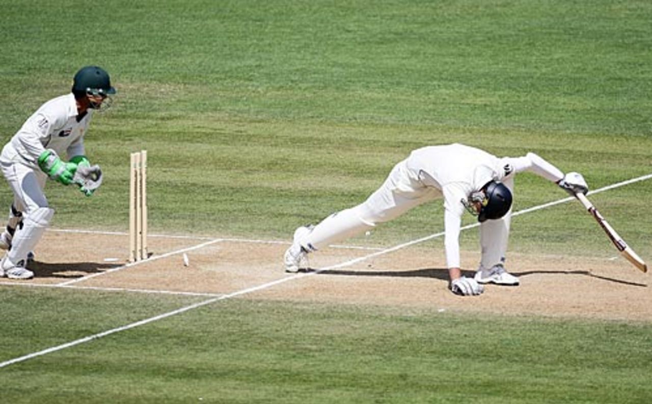 Iain O'Brien is stumped by Kamran Akmal, New Zealand v Pakistan, 3rd Test, Napier, 3rd day, December 13, 2009