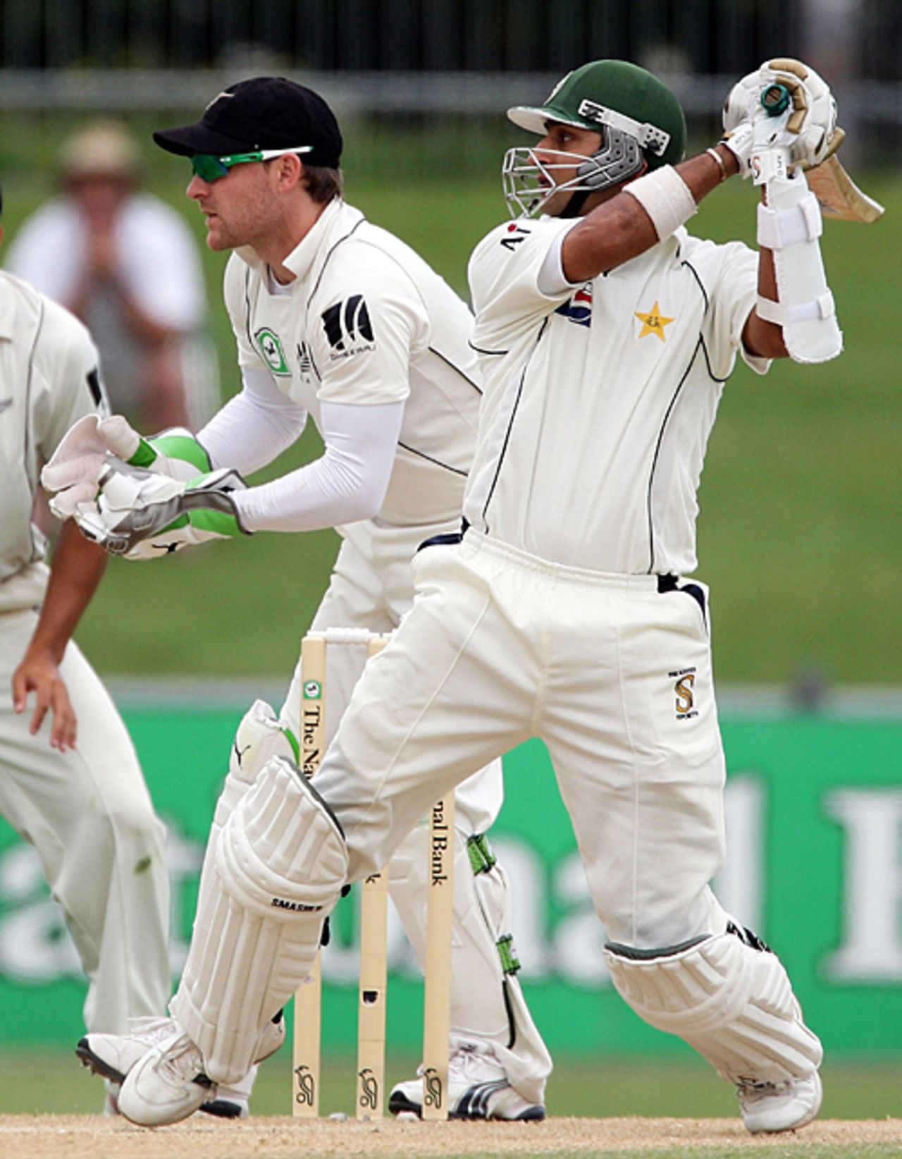 Faisal Iqbal cuts as Pakistan chip away at the lead, New Zealand v Pakistan, 3rd Test, Napier, 4th day, December 14, 2009