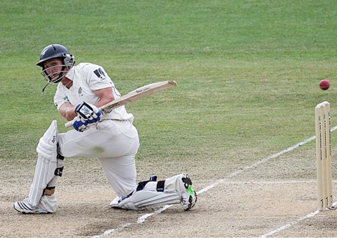 BJ Watling sweeps during his fifty, New Zealand v Pakistan, 3rd Test, Napier, 5th day, December 15, 2009