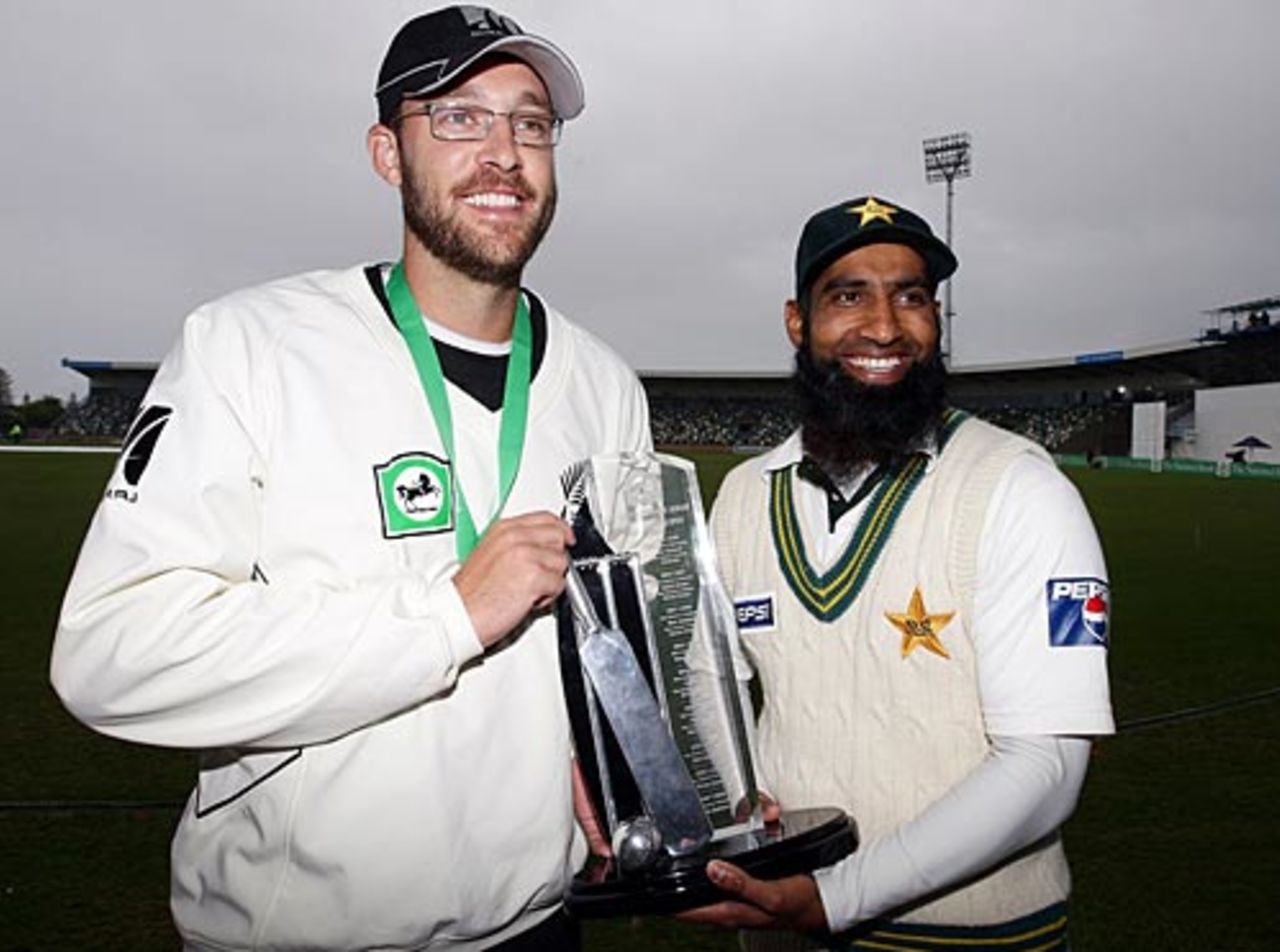 Daniel Vettori and Mohammad Yousuf with the trophy after the series was drawn 1-1, New Zealand v Pakistan, 3rd Test, Napier, 5th day, December 15, 2009