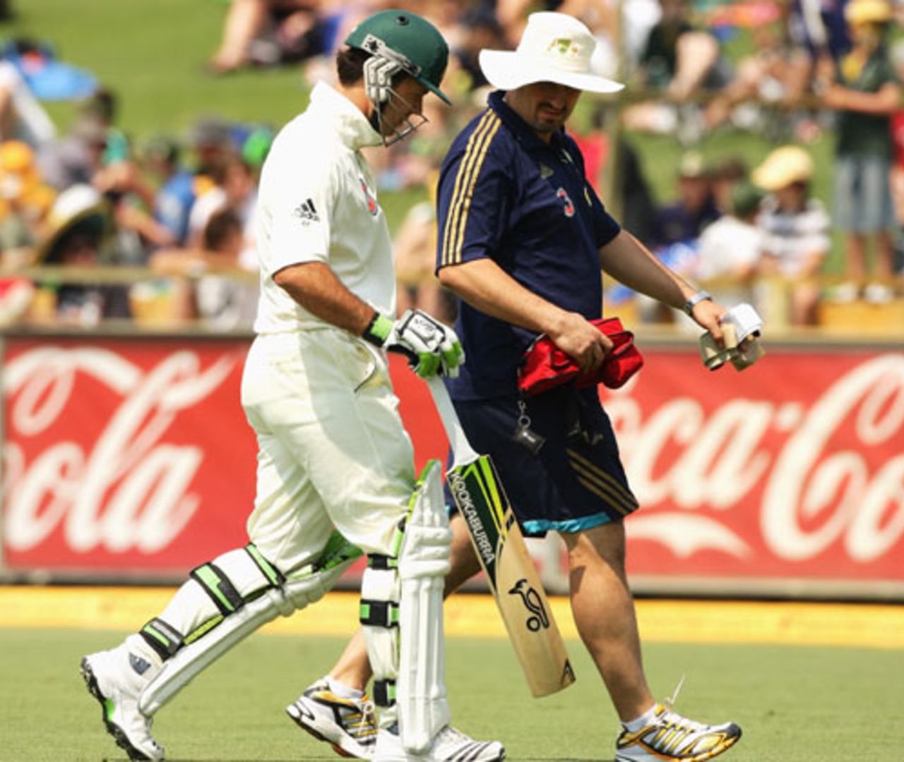 Ricky Ponting retires hurt on 23 after talking with Alex Kountouris, Australia v West Indies, 3rd Test, Perth, 16 December 2009