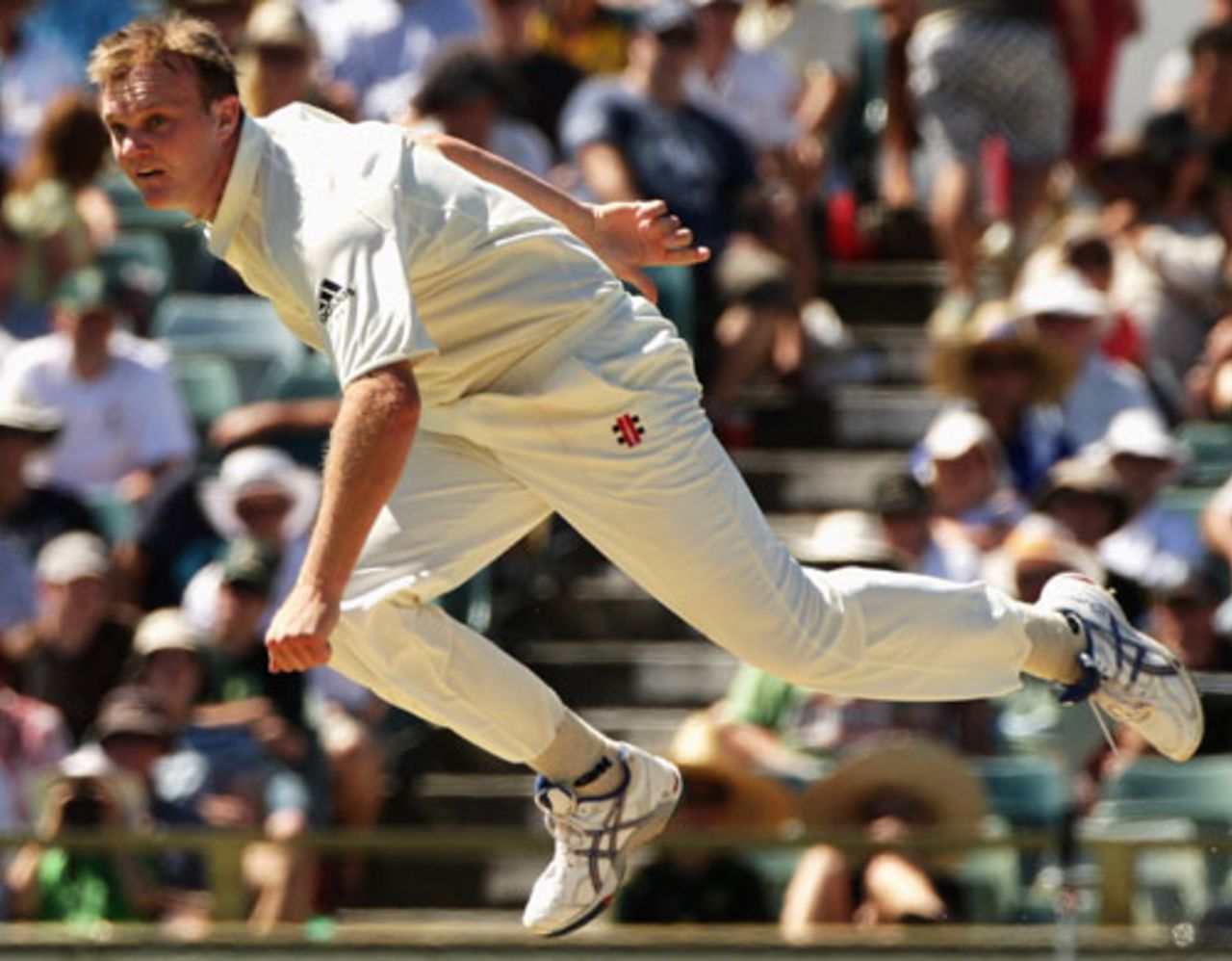 Doug Bollinger flies high after taking the new ball | ESPNcricinfo.com