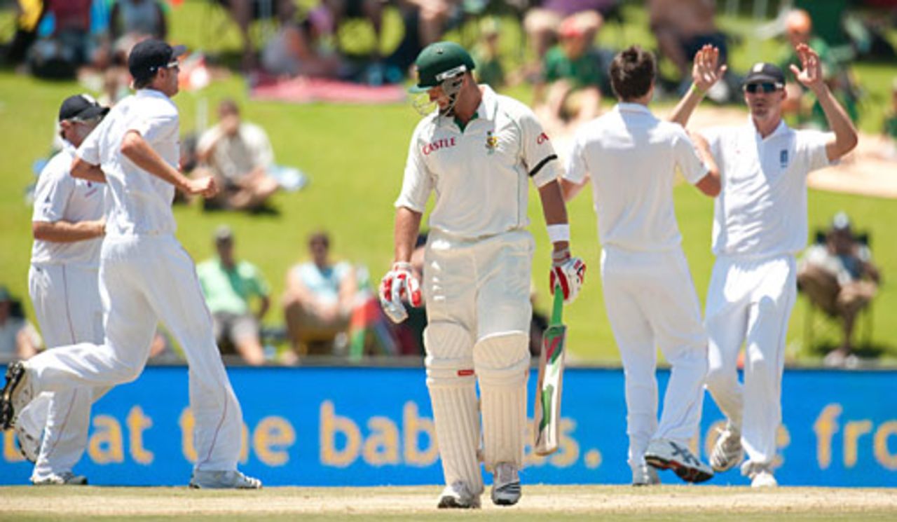 Jacques Kallis departs early, caught by Collingwood at slip to give James Anderson his first wicket of the series, South Africa v England, 1st Test, Centurion, December 17, 2009
