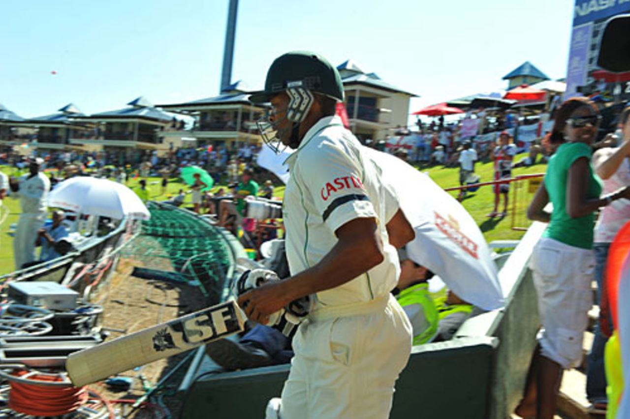 Makhaya Ntini arrived at the crease in his 100th Test to a standing ovation, South Africa v England, 1st Test, Centurion, December 17, 2009