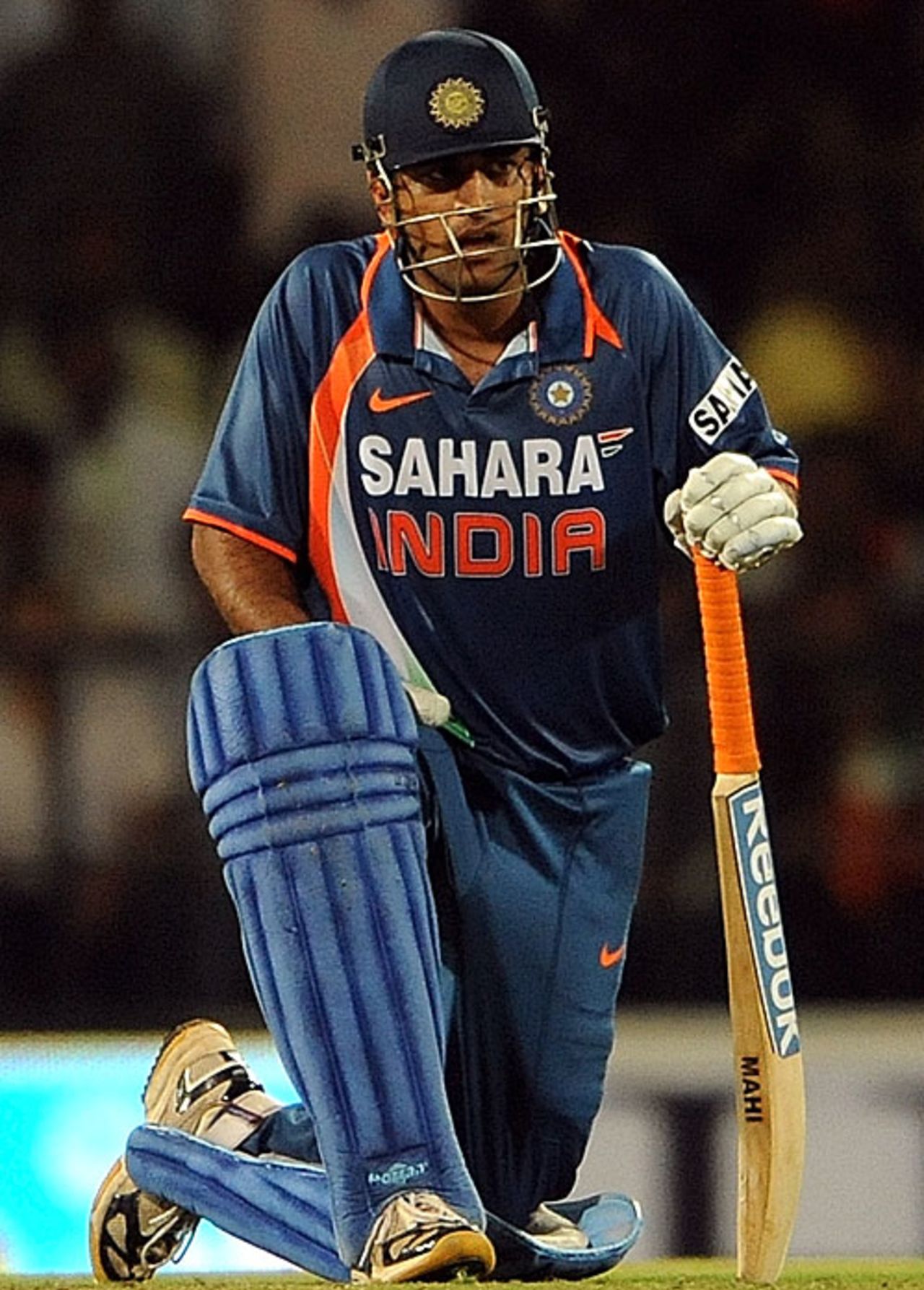 MS Dhoni cramps up, India v Sri Lanka, 2nd ODI, Nagpur, December 18, 2009
