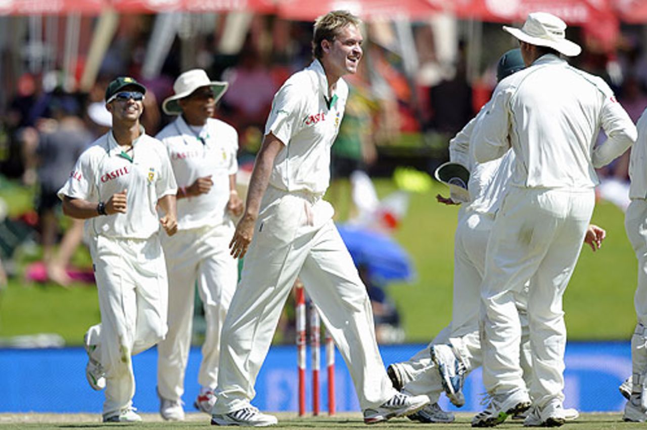 Paul Harris is jubilant after claiming the important wicket of Paul Collingwood, South Africa v England, 1st Test, Centurion, December 18, 2009