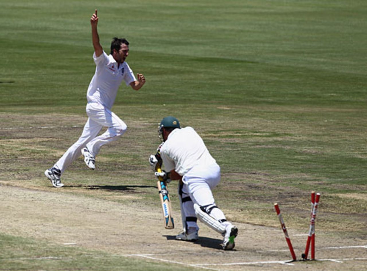 Graham Onions is ecstatic after bowling Graeme Smith for 12, South Africa v England, 1st Test, Centurion, 4th day, December 19, 2009