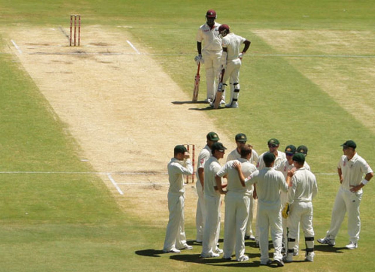 The players wait for the umpire review to finish the game, Australia v West Indies, 3rd Test, Perth, December 20, 2009
