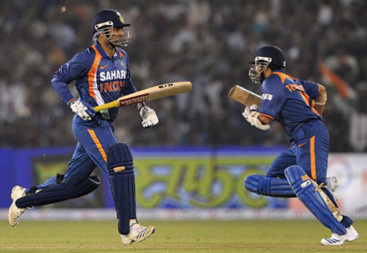 Virender Sehwag and Sachin Tendulkar put on 55 for the opening wicket, India v Sri Lanka, 3rd ODI, Cuttack, December 21, 2009