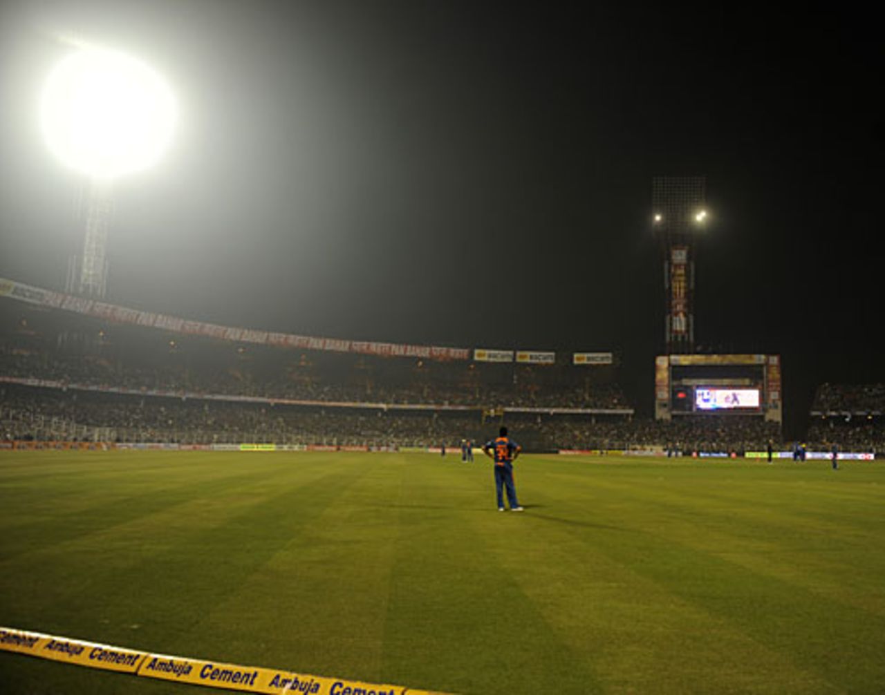 A floodlight glitch holds up play, India v Sri Lanka, 4th ODI, Kolkata, December 24, 2009