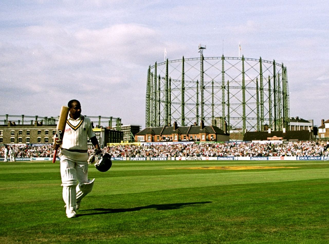Sanath Jayasuriya heads back after scoring a double hundred, England v Sri Lanka, only Test, 3rd day, The Oval, August 29, 1998