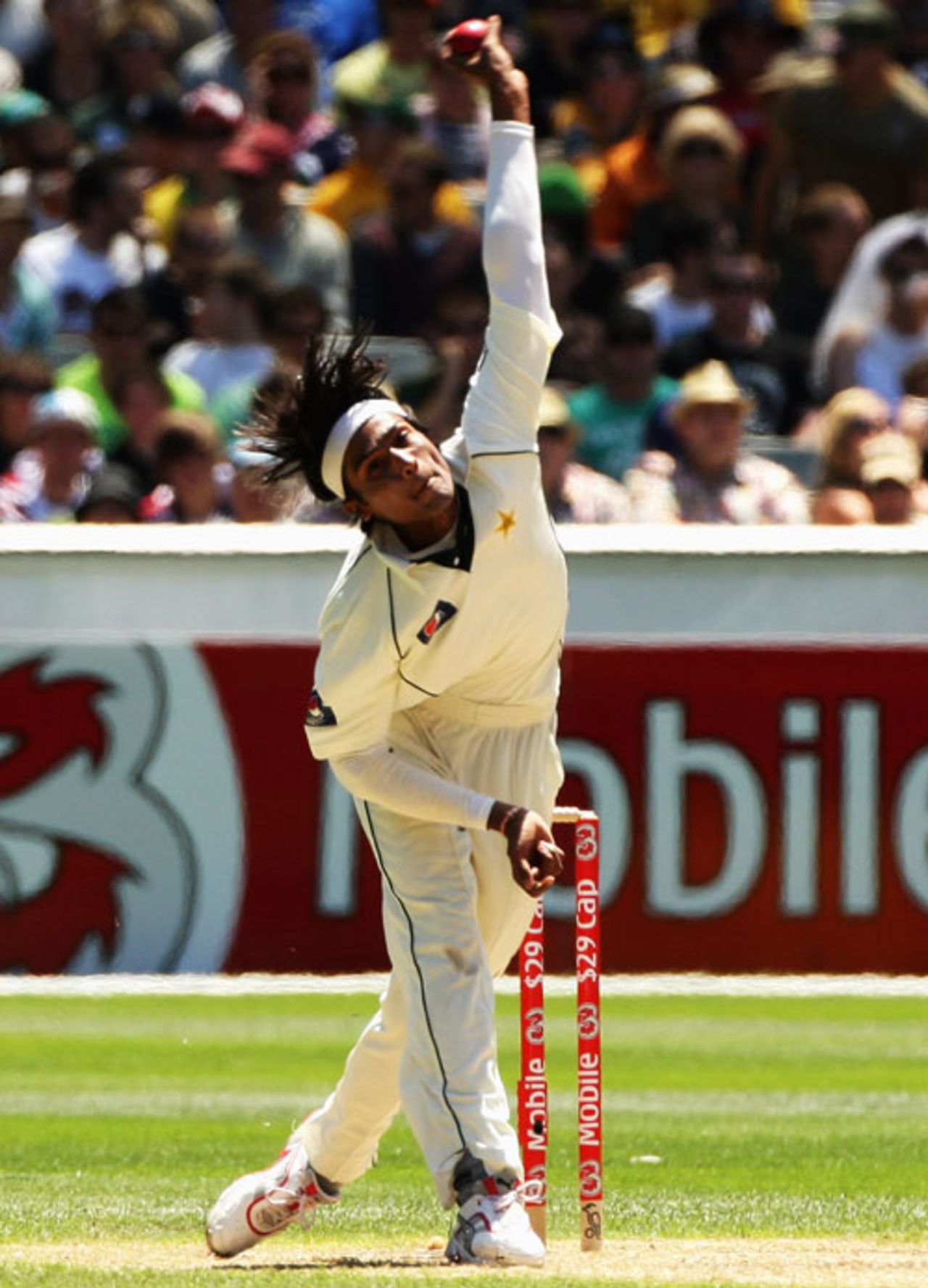 Mohammad Aamer in his delivery stride, Australia v Pakistan, 1st Test, Melbourne, December 26, 2009
