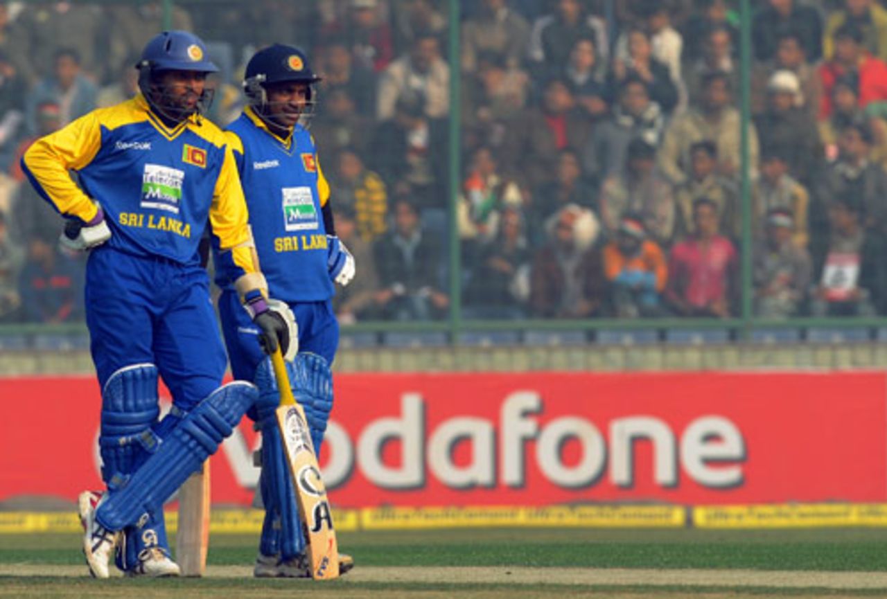 Tillakaratne Dilshan and Sanath Jayasuriya are concerned about the pitch, India v Sri Lanka, 5th ODI, December 27, 2009