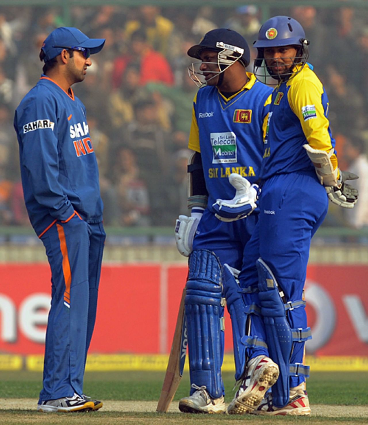 Tillakaratne Dilshan and Sanath Jayasuriya express concern with Gautam Gambhir, India v Sri Lanka, 5th ODI, December 27, 2009