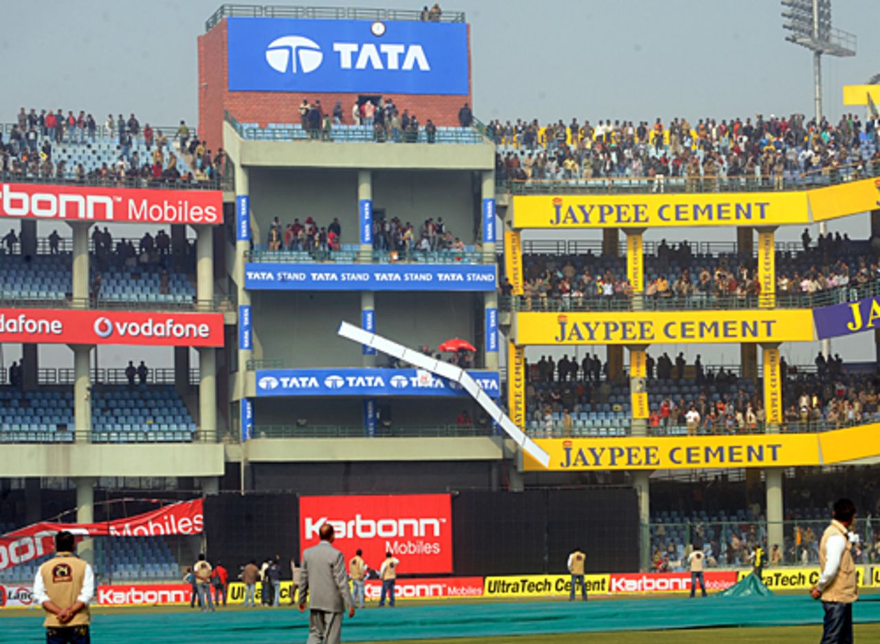 Another embarrassing moment for the Feroz Shah Kotla after the match was abandoned, India v Sri Lanka, 5th ODI, December 27, 2009