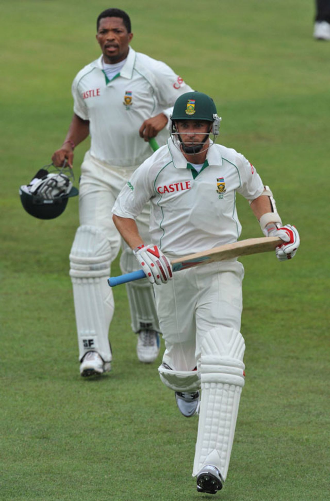 Dale Steyn and Makhaya Ntini rush to don their bowling boots, after adding 58 for South Africa's tenth wicket, South Africa v England, 2nd Test, Durban, December 27, 2009