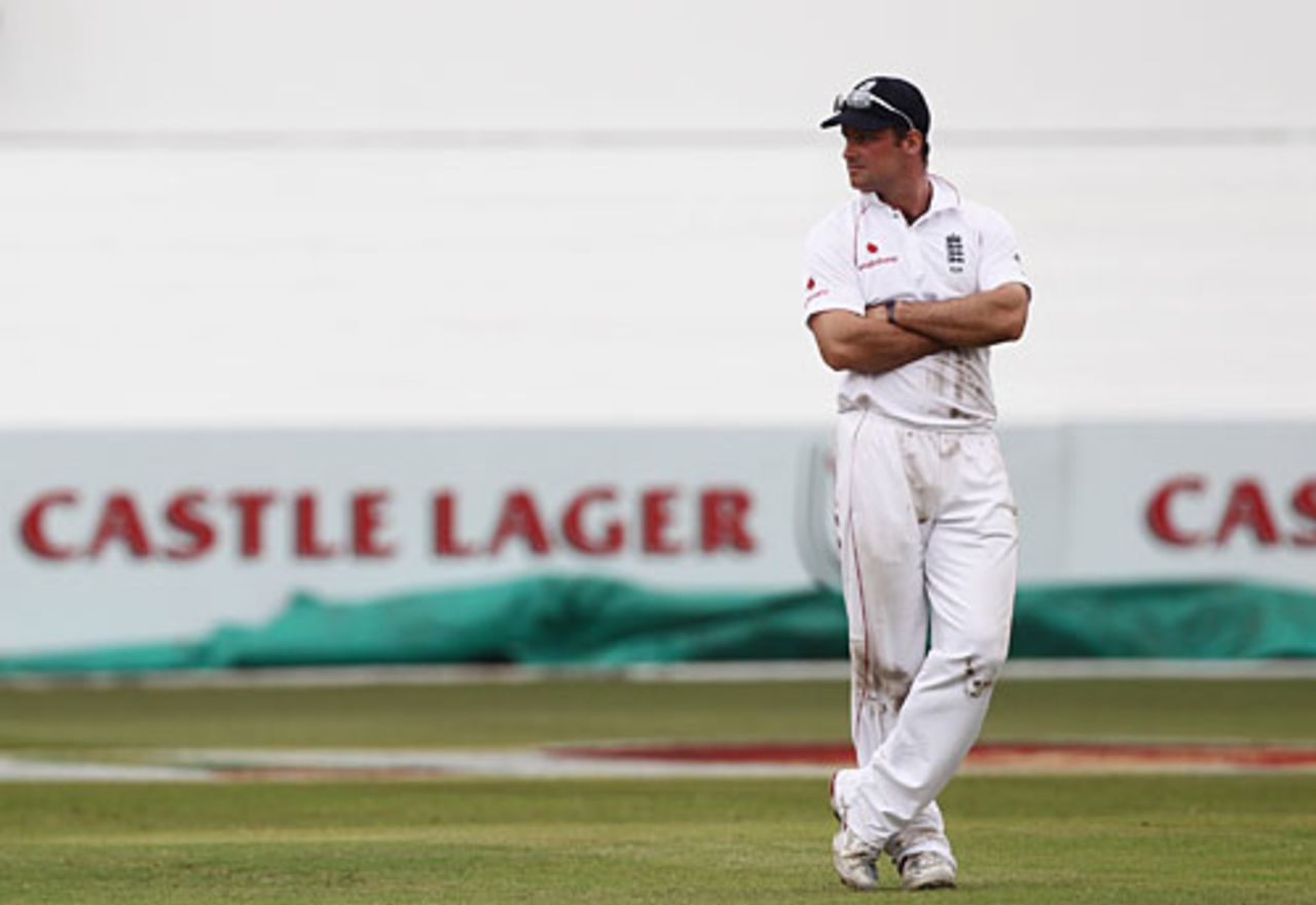 Andrew Strauss was left frustrated as the last-wicket stand scuppered England's hopes of bowling South Africa out under 300, South Africa v England, 2nd Test, Durban, December 27, 2009