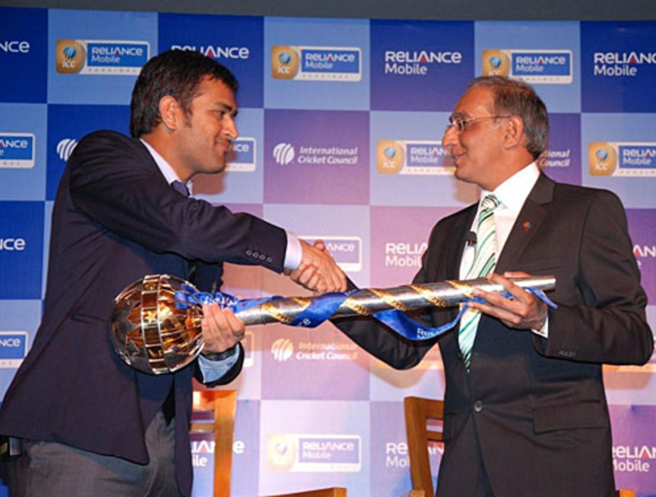 MS Dhoni receives the ICC Test Championship mace from Haroon Lorgat, New Delhi, December 27, 2009