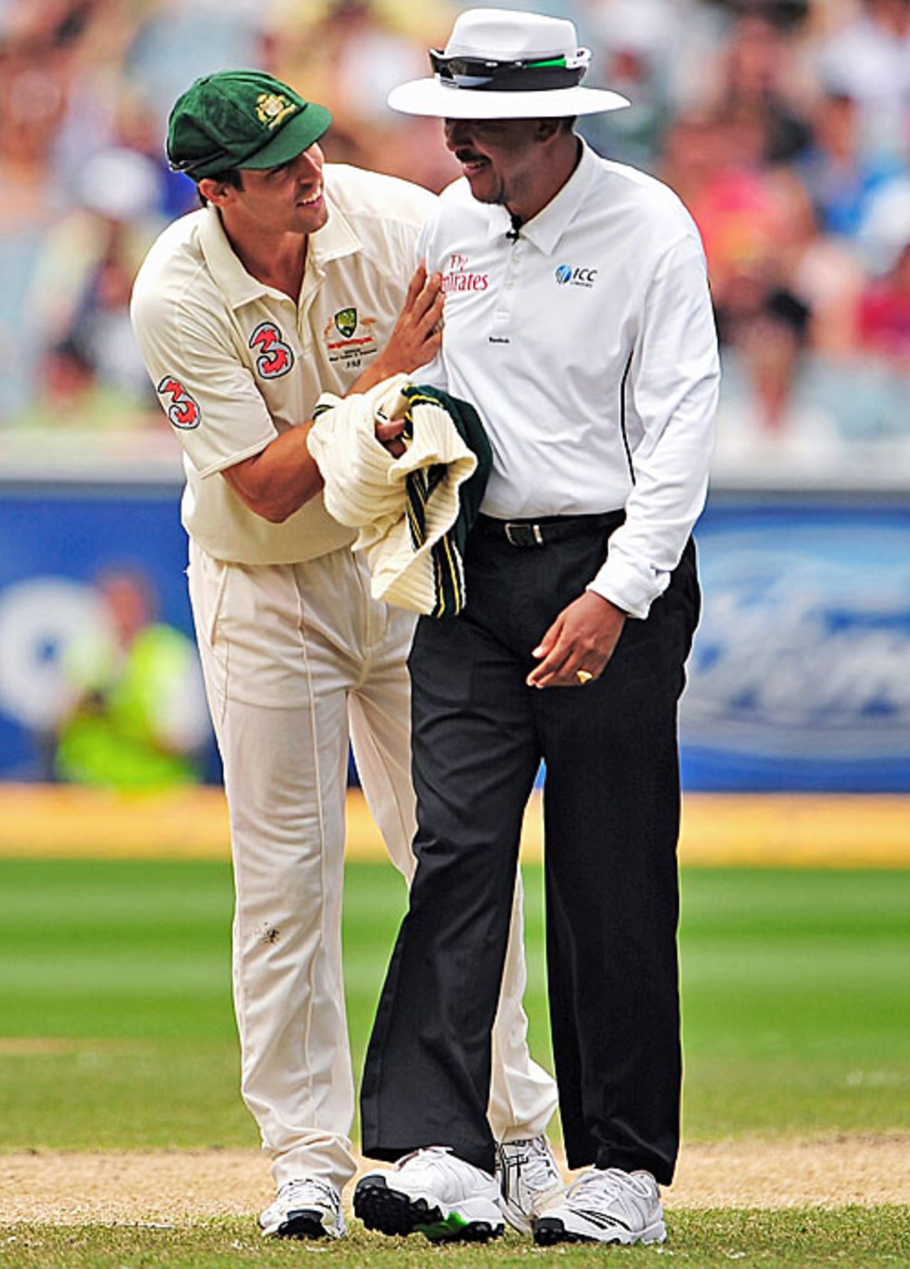 Mitchell Johnson makes peace with Billy Doctrove following a collision, Australia v Pakistan, 1st Test, Melbourne, 3rd day, December 28, 2009