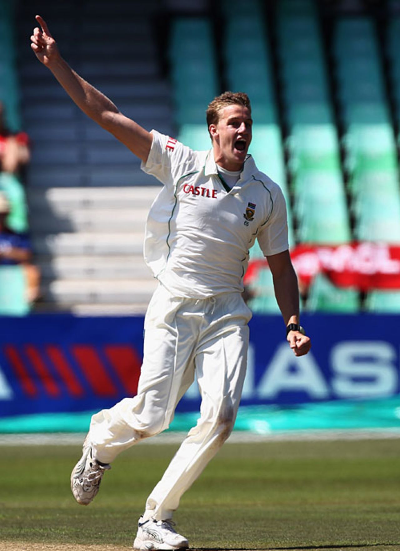 Morne Morkel celebrates removing Jonathan Trott for 18 first thing on day three, South Africa v England, 2nd Test, Durban, December 28, 2009