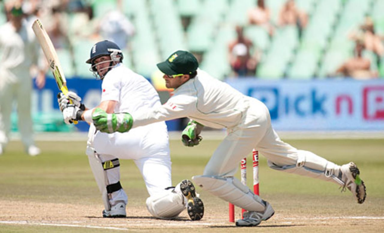 Kevin Pietersen started well on the third morning in Durban, South Africa v England, 2nd Test, Durban, December 28, 2009