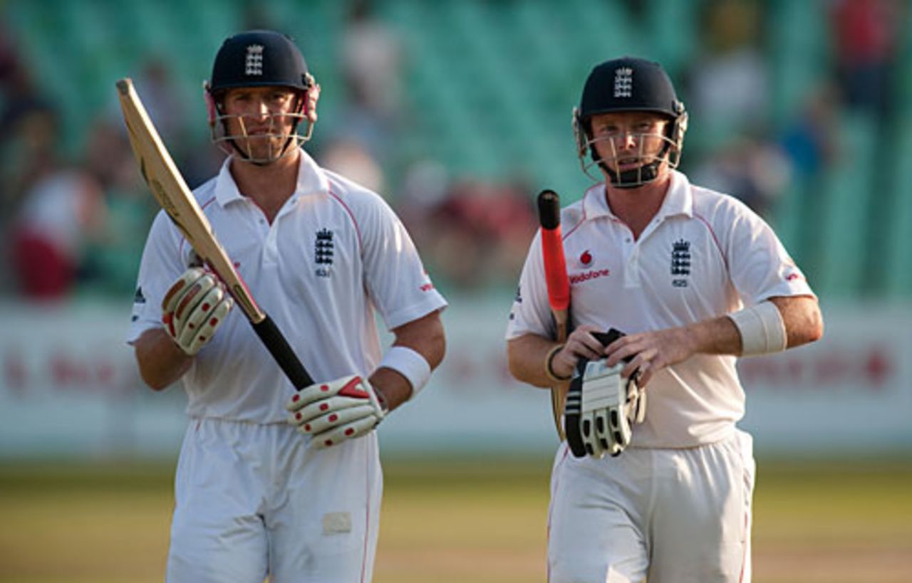 Ian Bell and Matt Prior were undefeated at the close and have the task of building a big lead for England tomorrow, South Africa v England, 2nd Test, Durban, December 28, 2009 