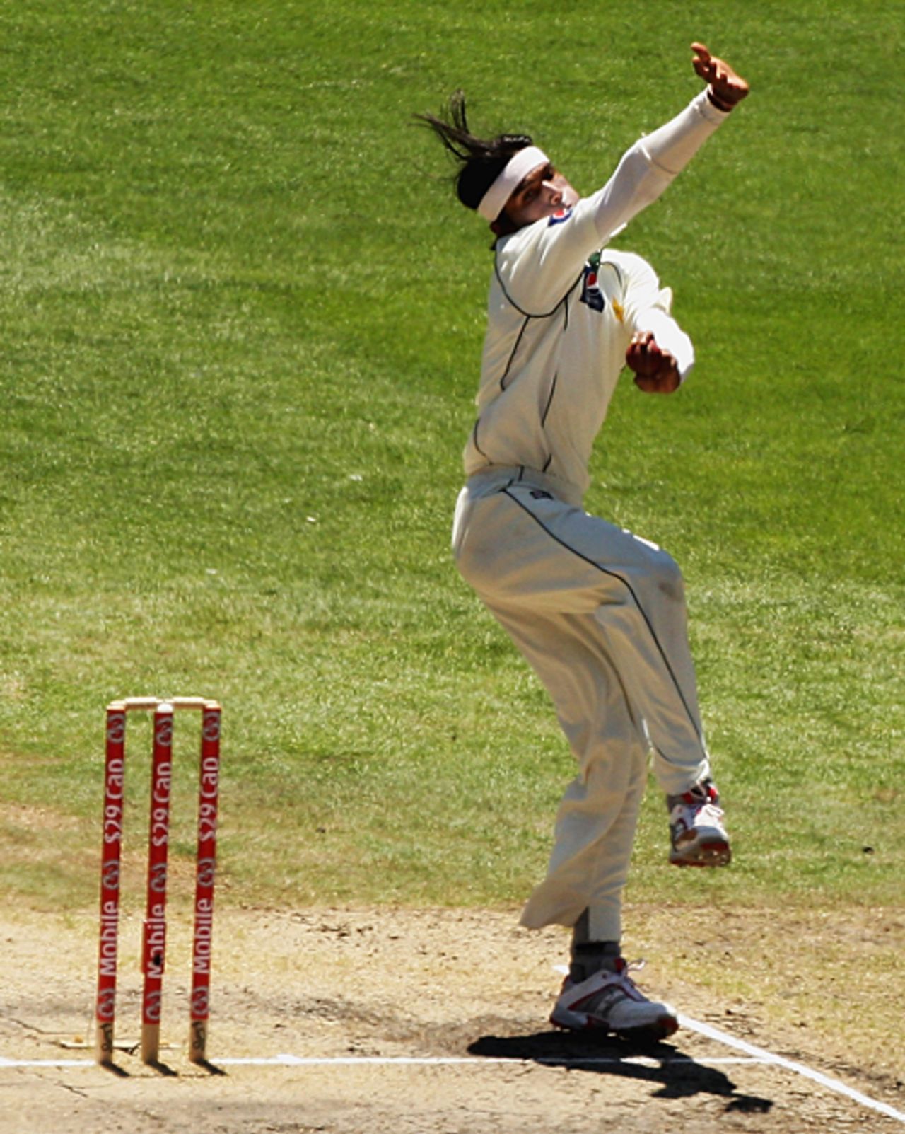 Mohammad Aamer became the youngest fast bowler to take five wickets in an innings, Australia v Pakistan, 1st Test, Melbourne, 4th day, December 29, 2009