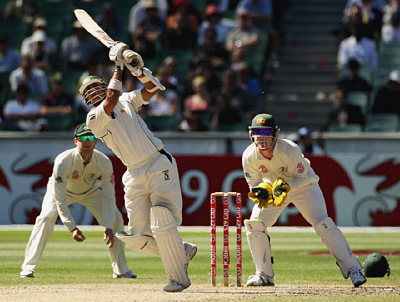 Faisal Iqbal lofts down the ground, Australia v Pakistan, 1st Test, Melbourne, 4th day, December 29, 2009