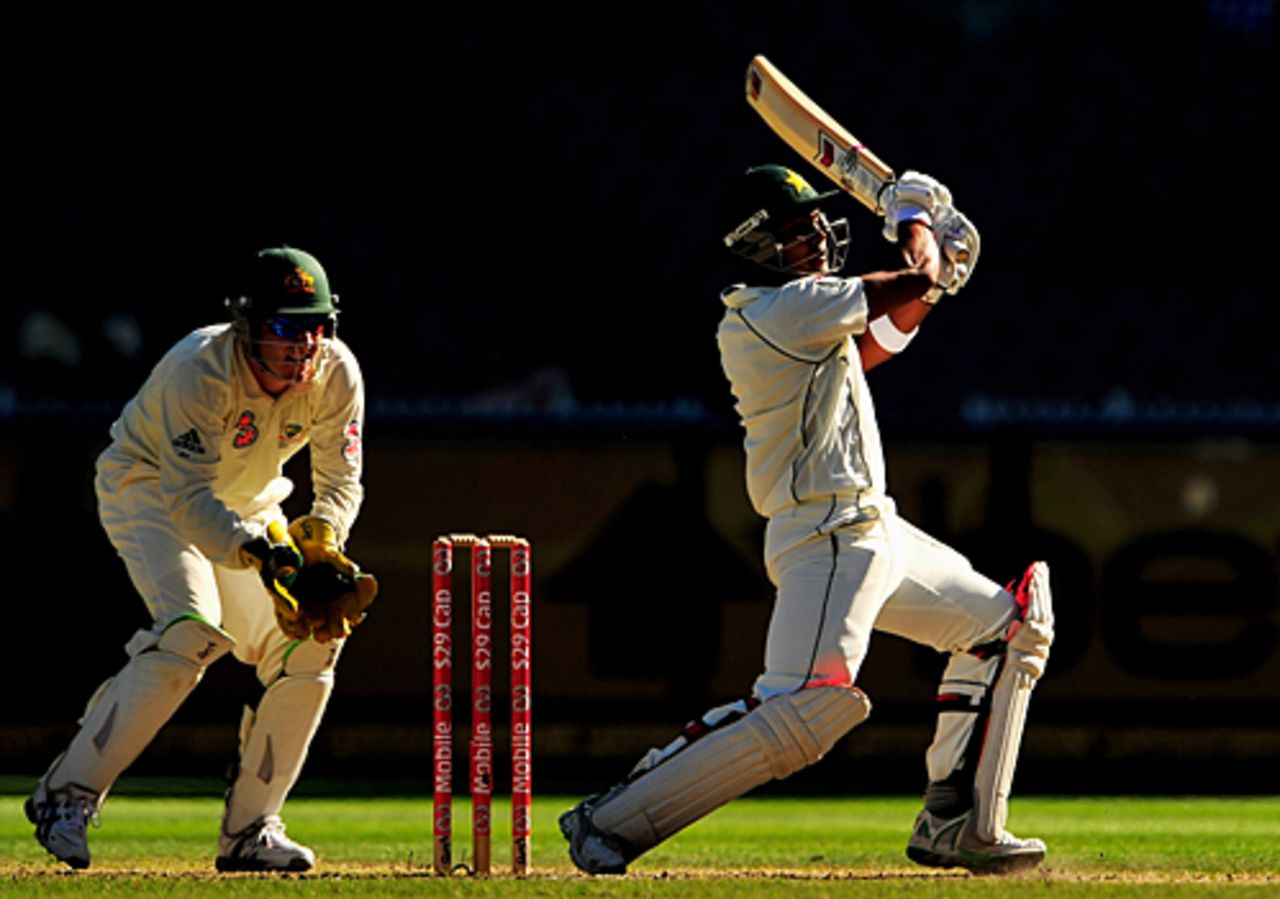 Umar Akmal pulls to mid-on and is dropped, Australia v Pakistan, 1st Test, Melbourne, 4th day, December 29, 2009