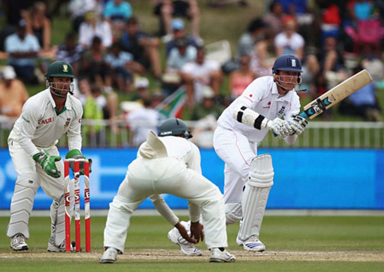 Stuart Broad batted very slowly before the lunch break as England looked to push their lead on, South Africa v England, 2nd Test, Durban, December 29, 2009 