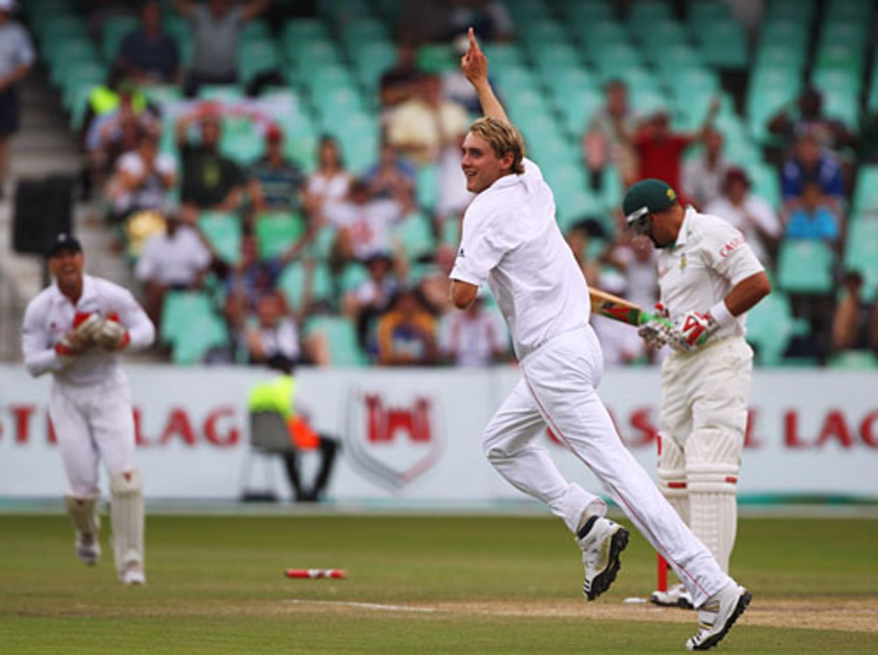 Stuart Broad started a blistering spell after tea by removing Jacques Kallis with one that came back, South Africa v England, 2nd Test, Durban, December 29, 2009 