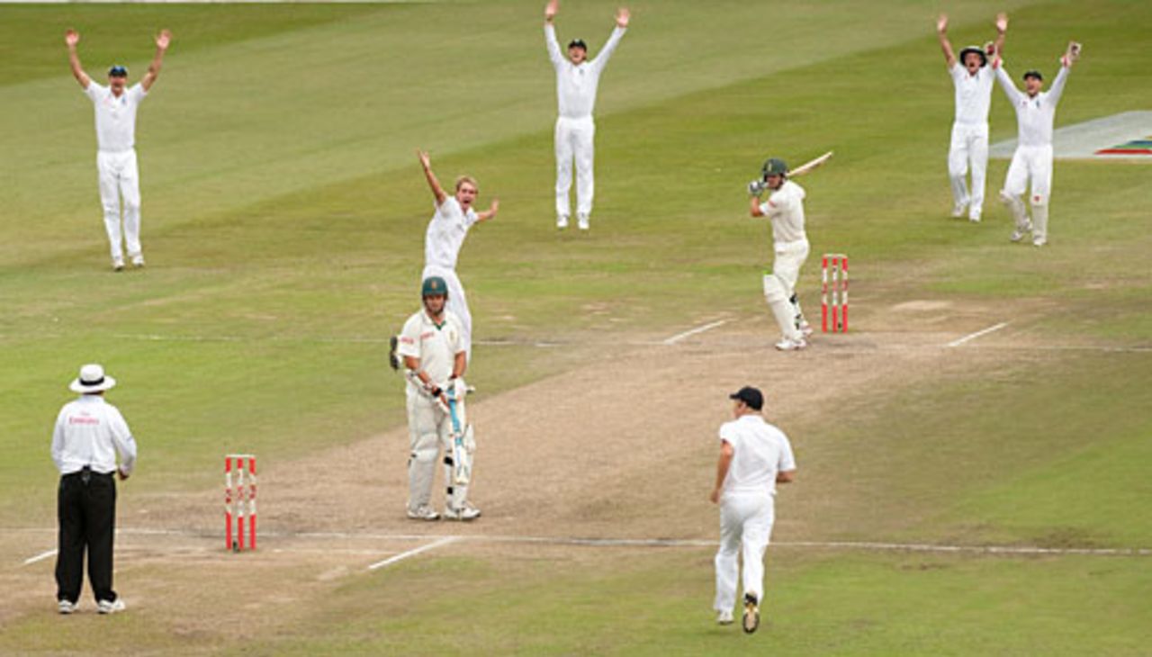 Stuart Broad had AB de Villiers out lbw padding up to one that swung in, South Africa v England, 2nd Test, Durban, December 29, 2009 