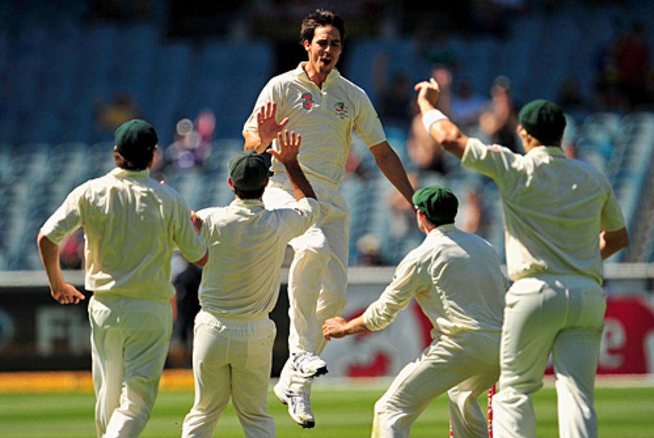 Mitchell Johnson set the tone for an emphatic win in his first over, Australia v Pakistan, 1st Test, Melbourne, 5th day, December 30, 2009