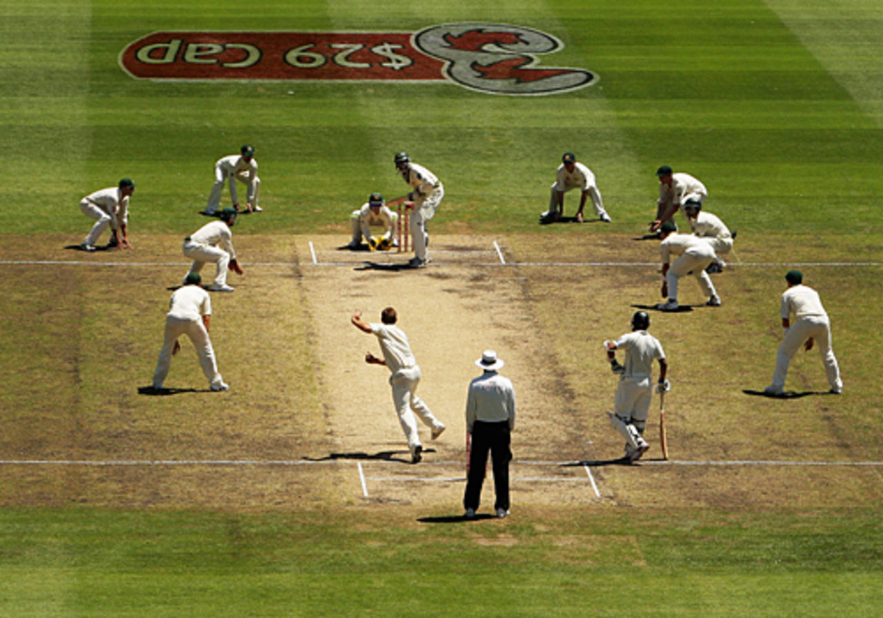 Nathan Hauritz bowls with nine men around the bat, Australia v Pakistan, 1st Test, Melbourne, 5th day, December 30, 2009