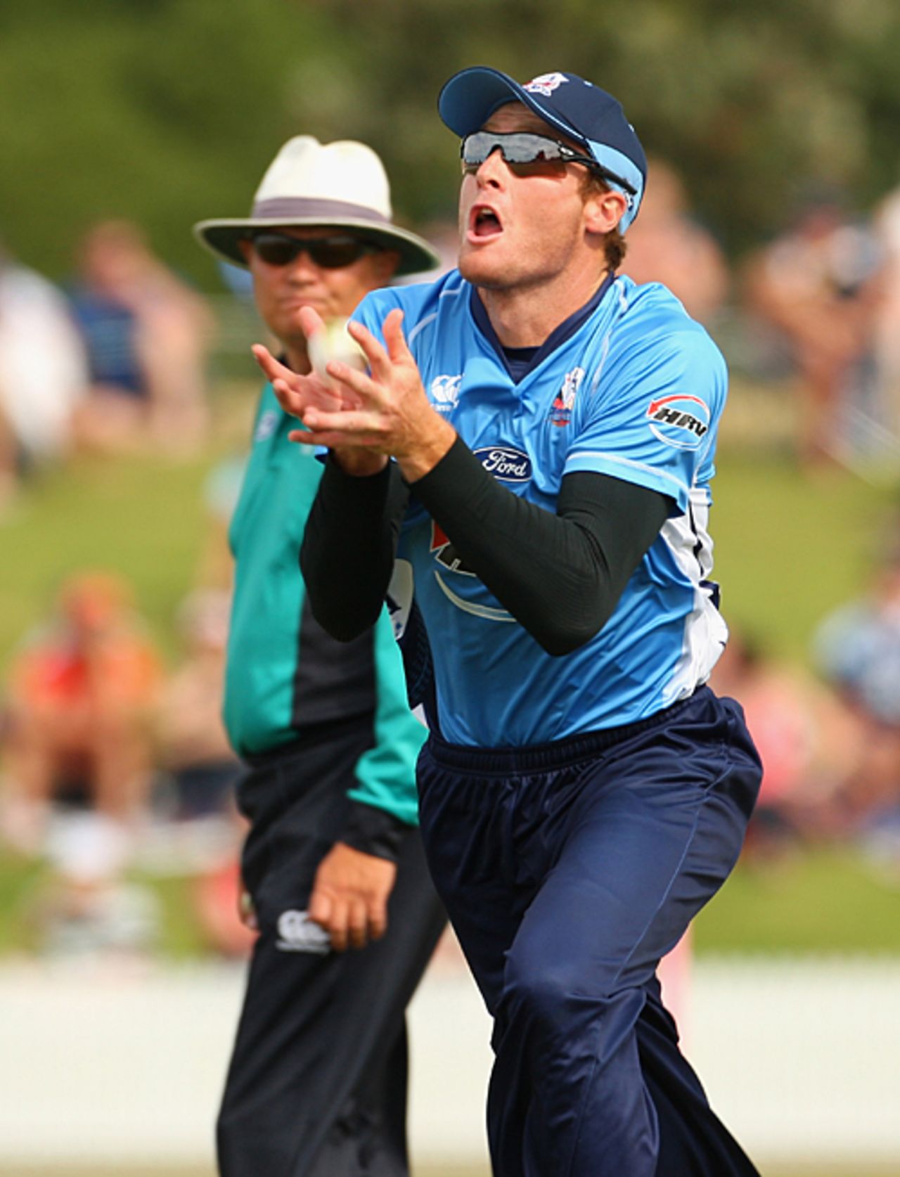 Martin Guptill catches the ball to end Daniel Vettori's innings, Northern Districts v Auckland, HRV Cup, Mt Maunganui, January 2, 2010 