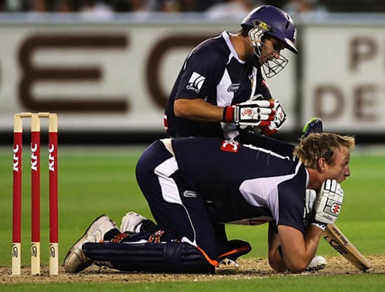 Cameron White got hit on the face, Victoria v New South Wales, Twenty20 Big Bash, Melbourne, January 2, 2010