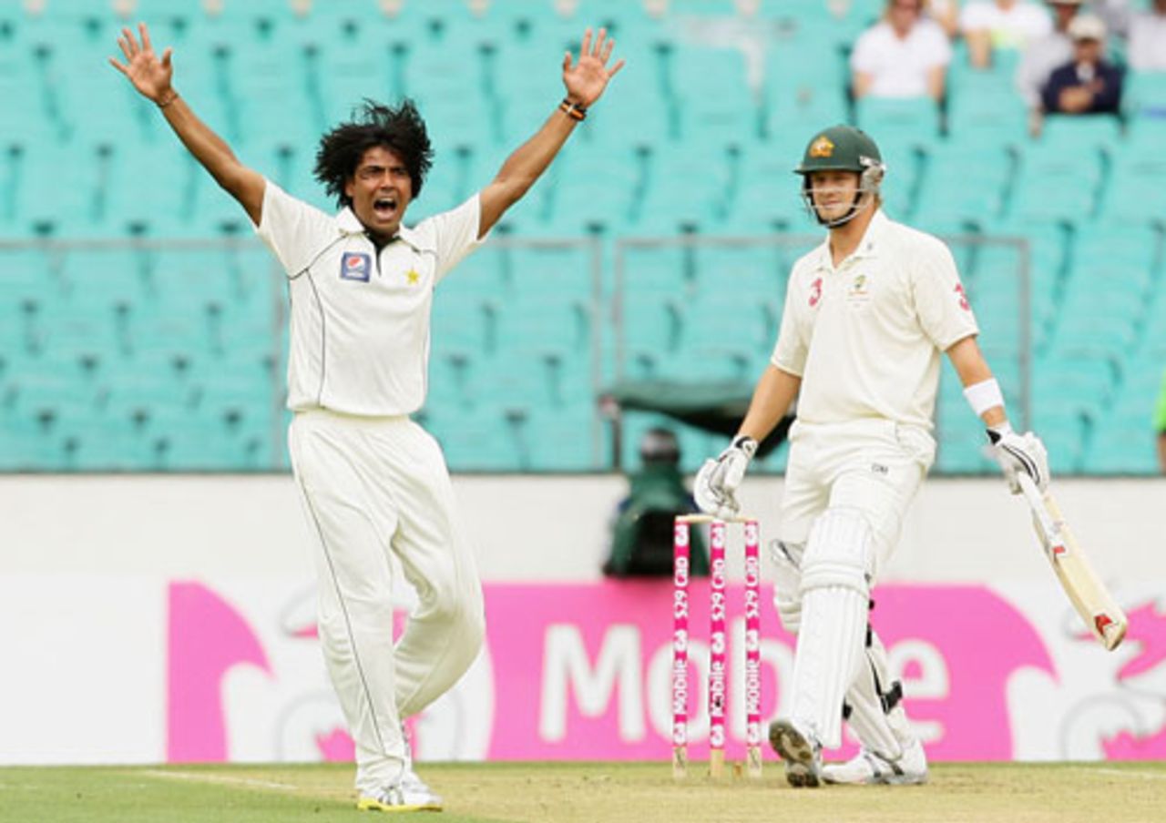 Mohammad Sami appeals unsuccessfully for a hat-trick, Australia v Pakistan, 2nd Test, Sydney, 1st day, January 3, 2010