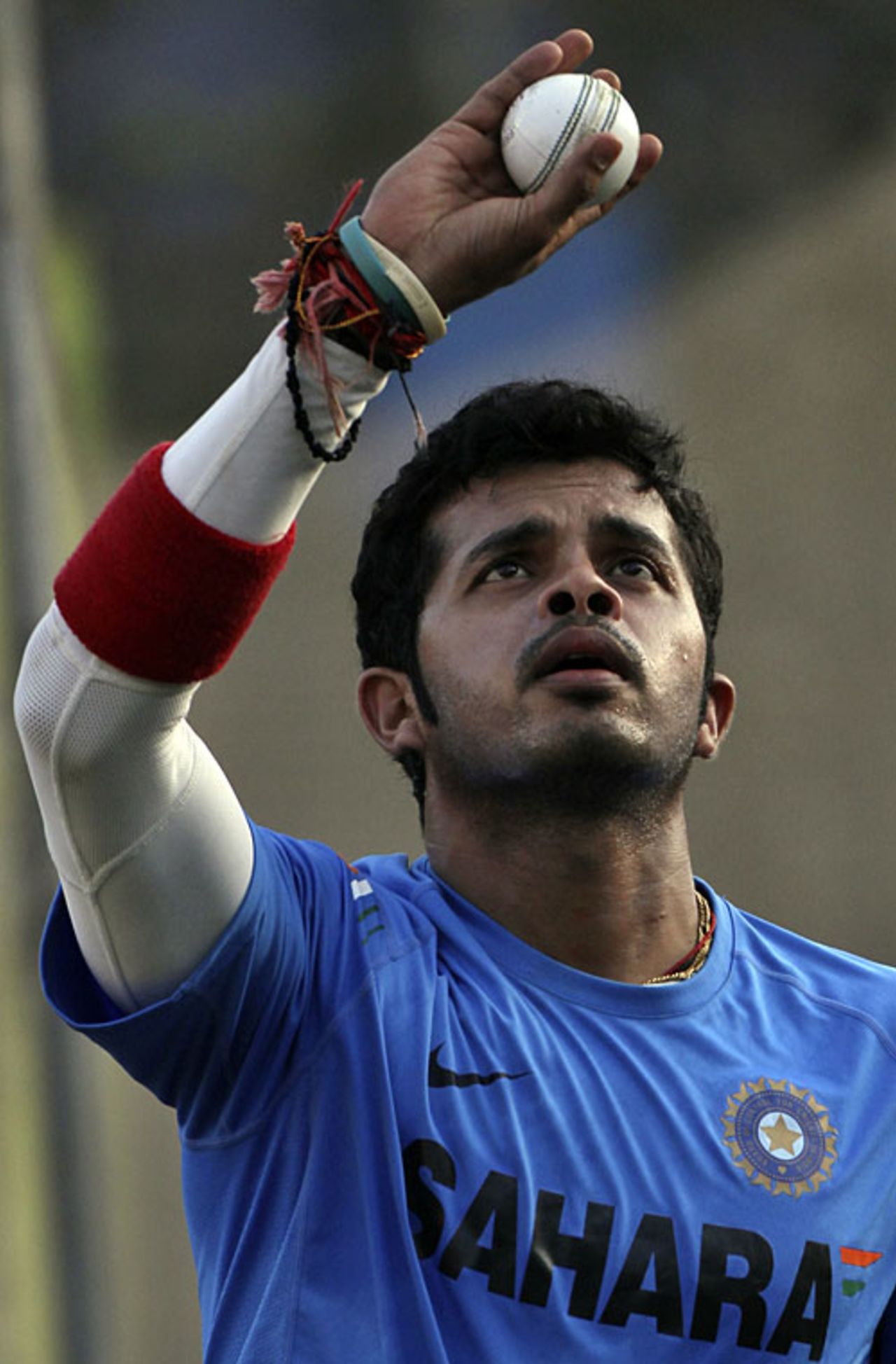 Sreesanth observes the seam, Dhaka, January 3, 2010